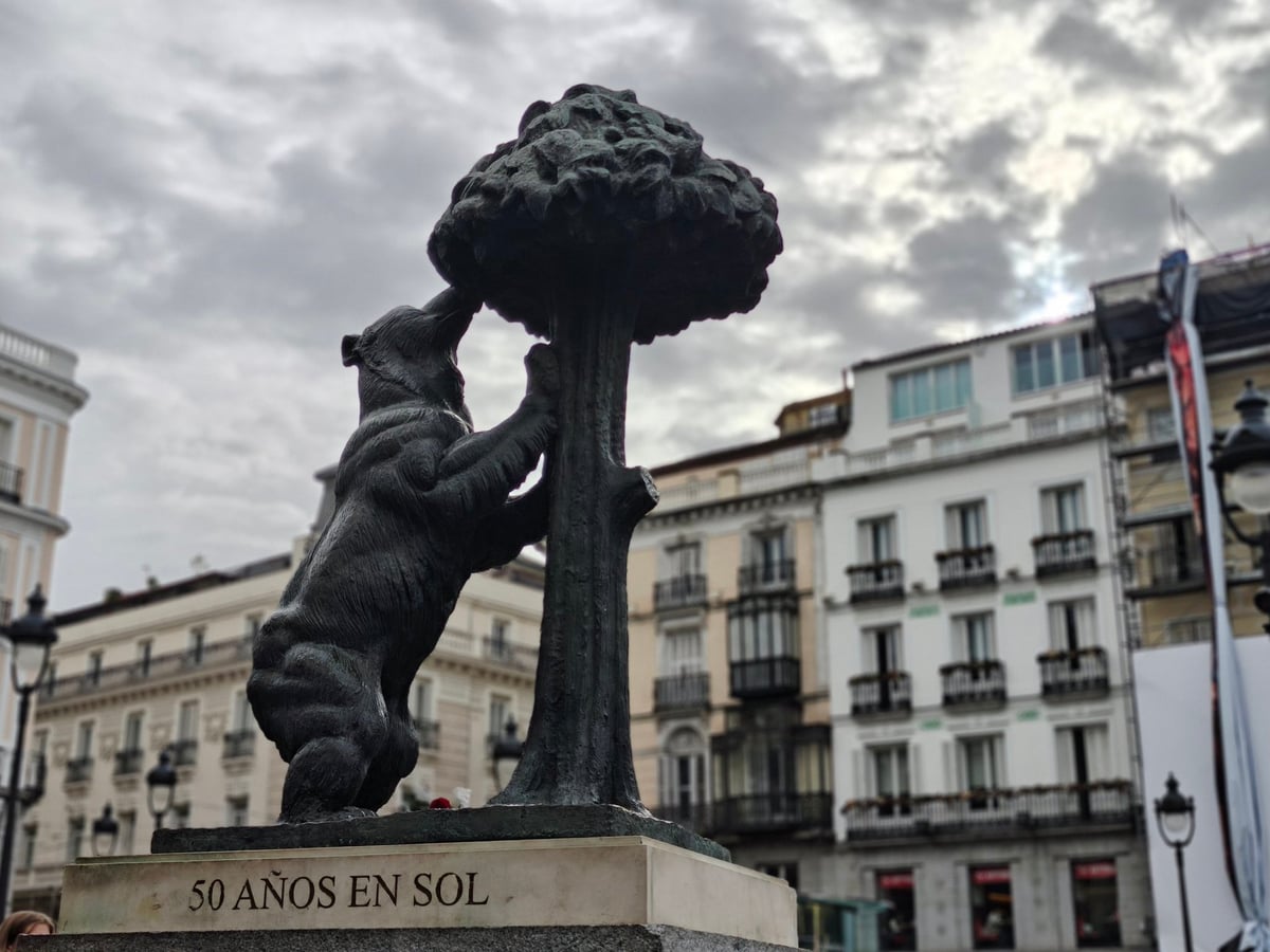 La estatua del oso y el madroño en la Puerta del Sol de Madrid.