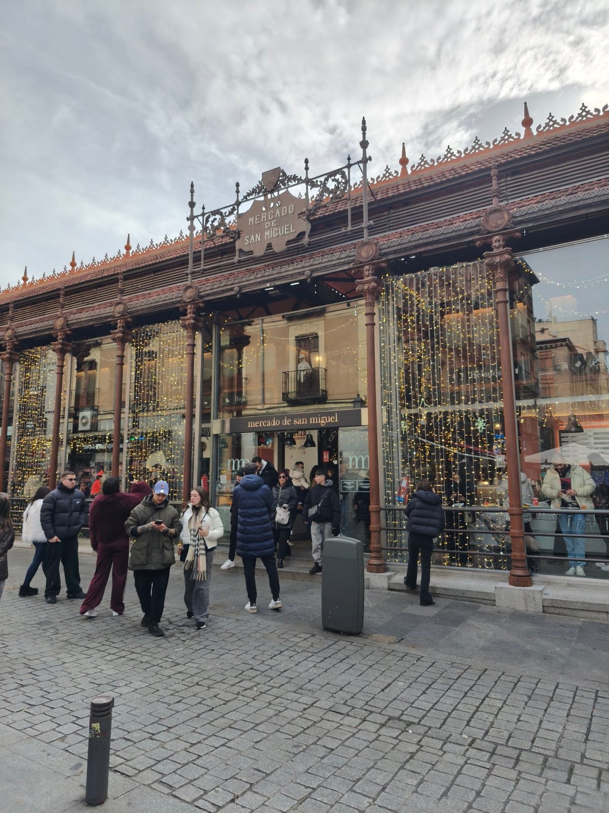 El Mercado de San Miguel de Madrid, con su estructura de hierro y la cola de visitantes en la puerta.