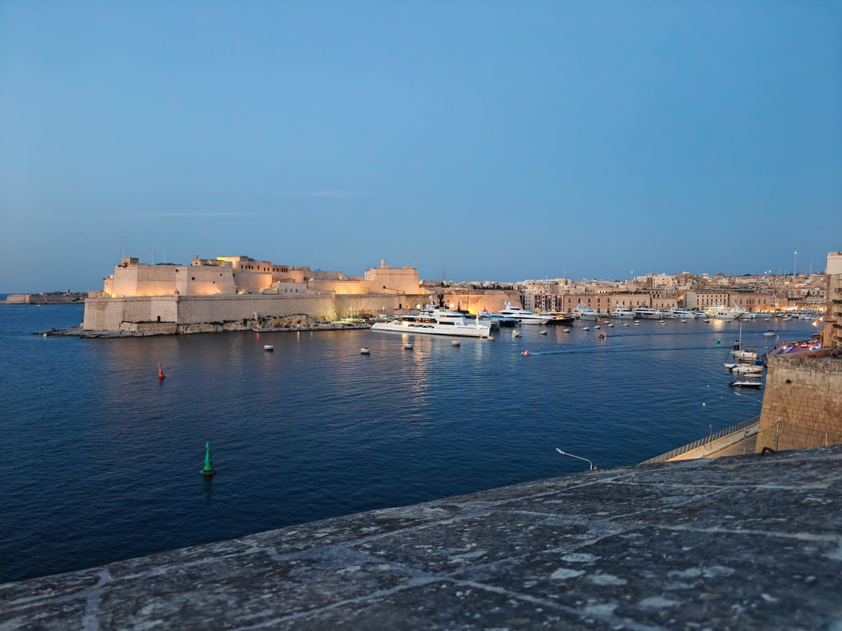 El Fuerte de San Ángel visto desde Senglea, con sus murallas de piedra dorada cayendo hacia el mar.
