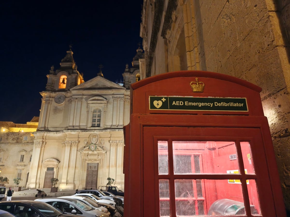 La puerta principal de Mdina, obra de Charles François de Mondion, iluminada de noche.