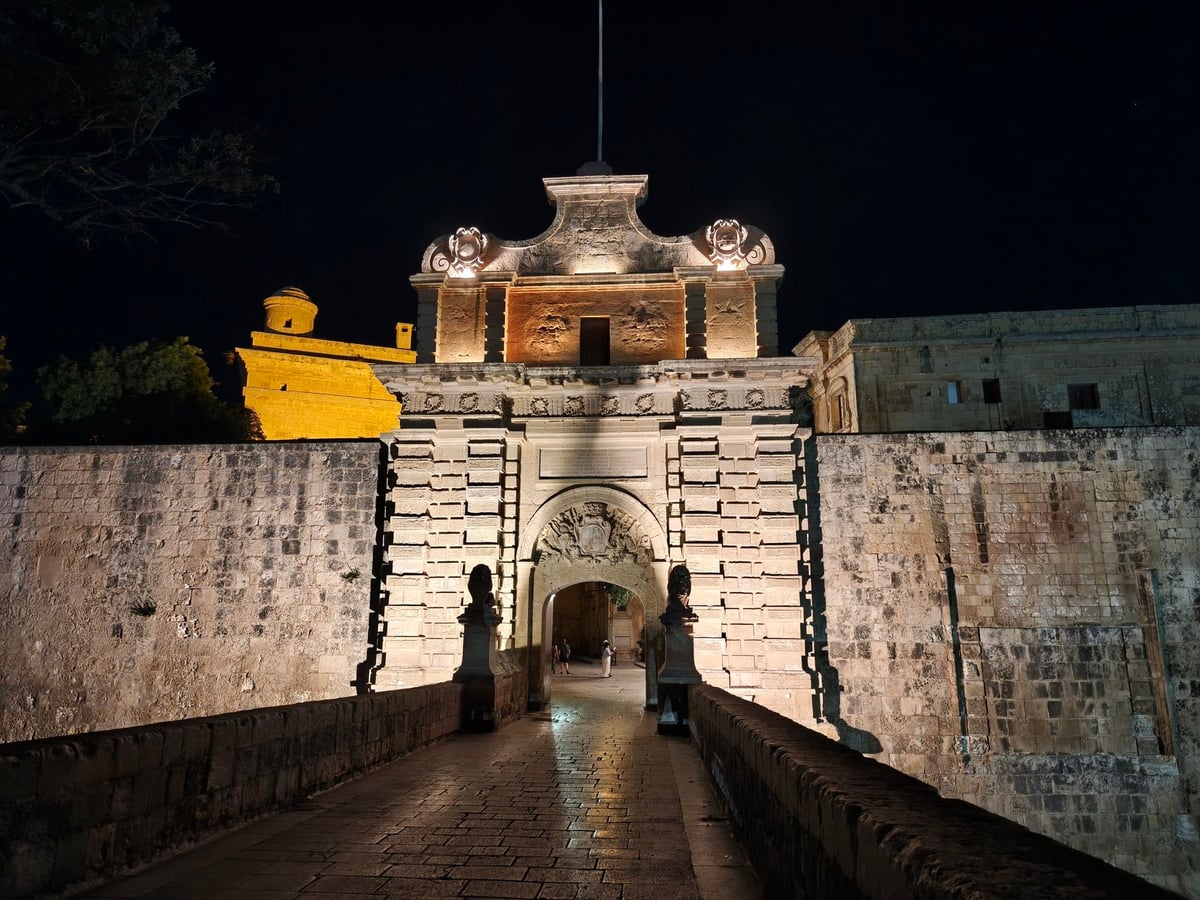 Las murallas de Mdina iluminadas de noche, vistas desde uno de los bastiones.