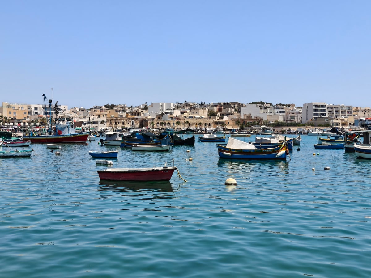 Calle histórica de Malta con edificios de piedra caliza