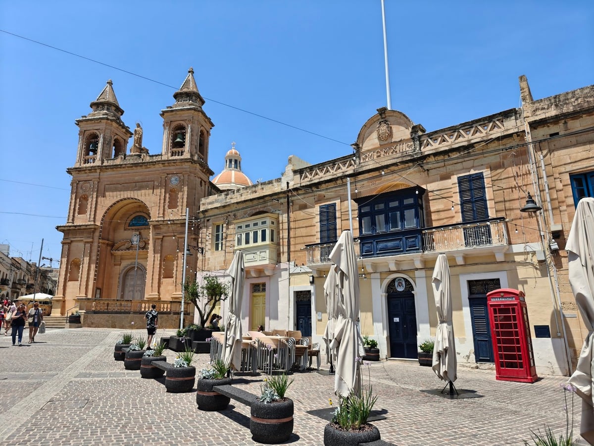 Puestos del mercado dominical de Marsaxlokk con fruta, verdura y productos locales.