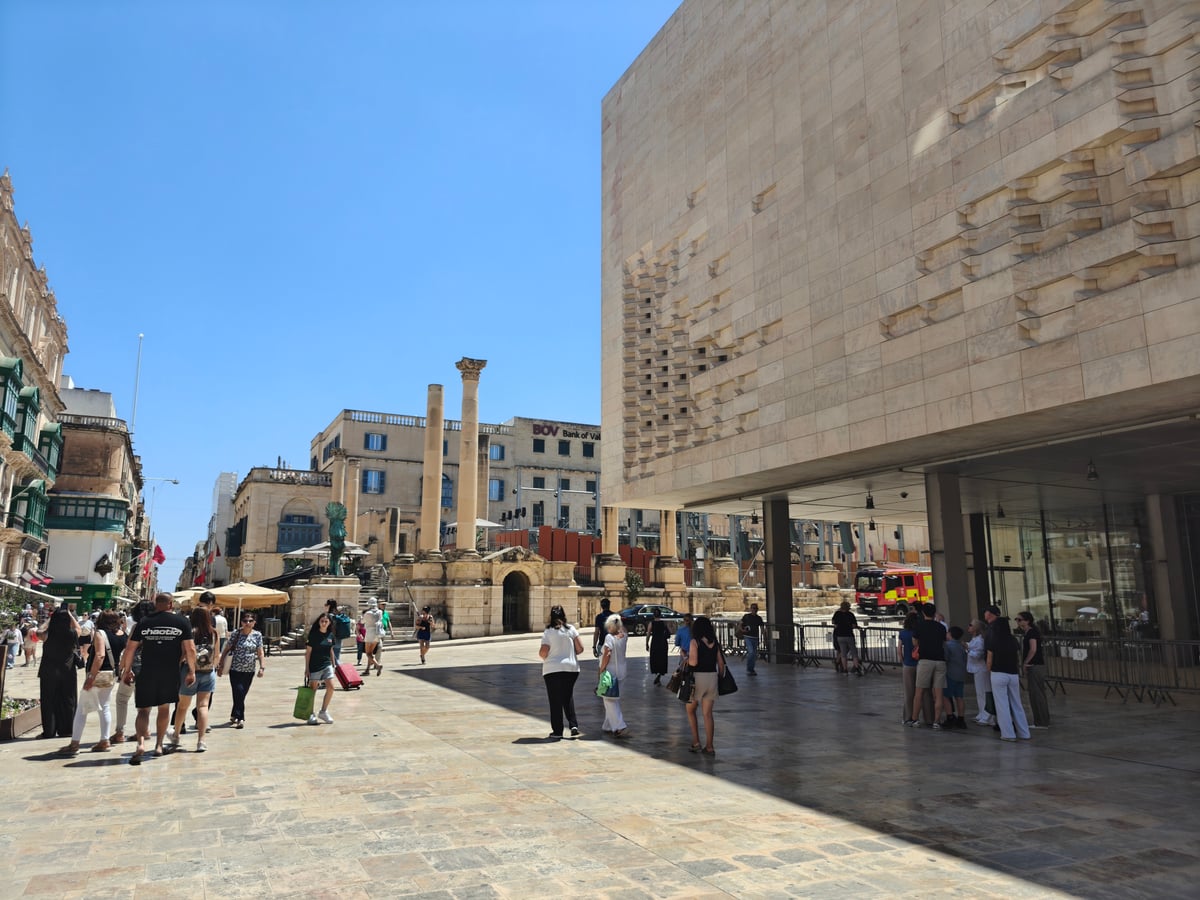 Calle del casco histórico de Malta con edificios tradicionales