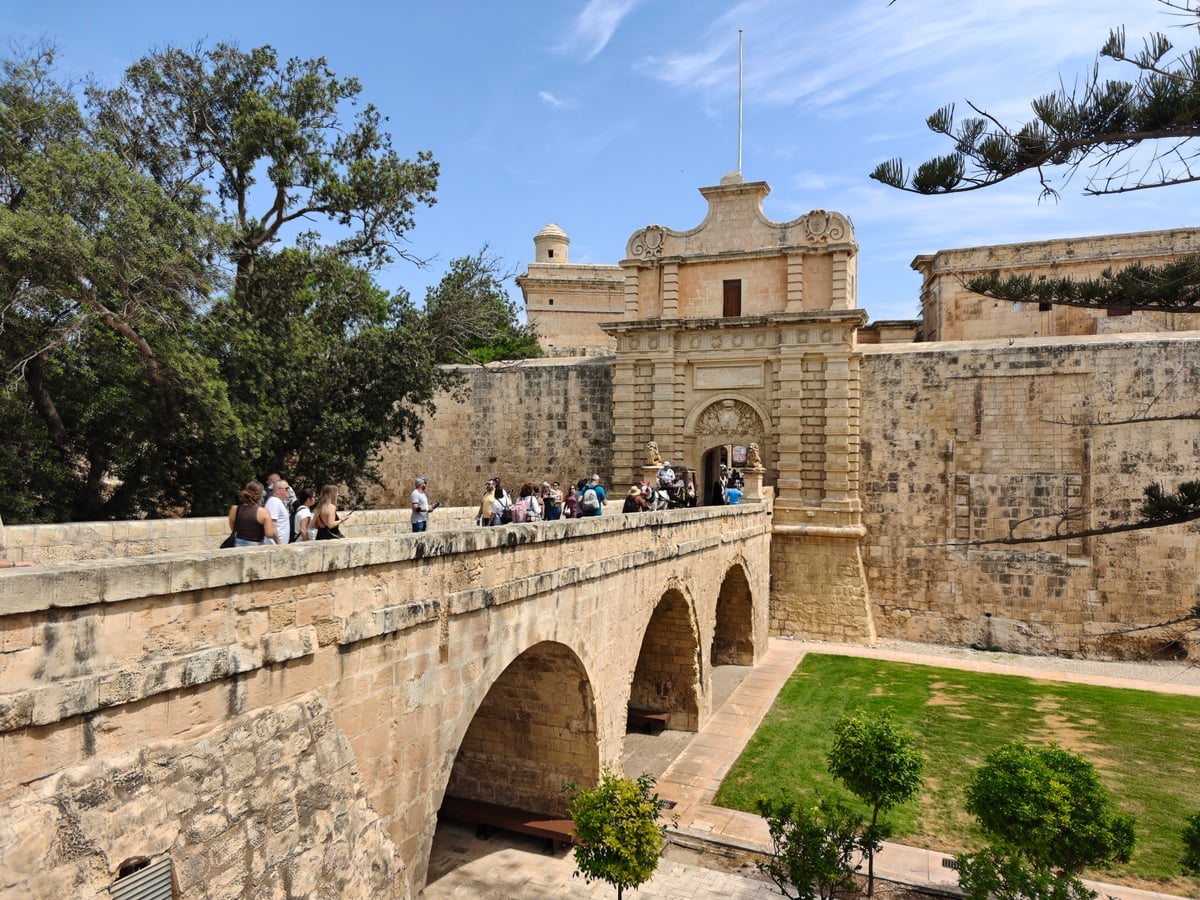 Puerto de Malta con embarcaciones y edificios históricos