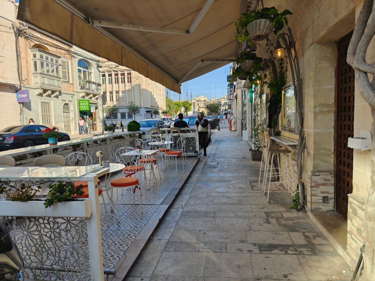 Vista de la terraza de un bar en La Valetta