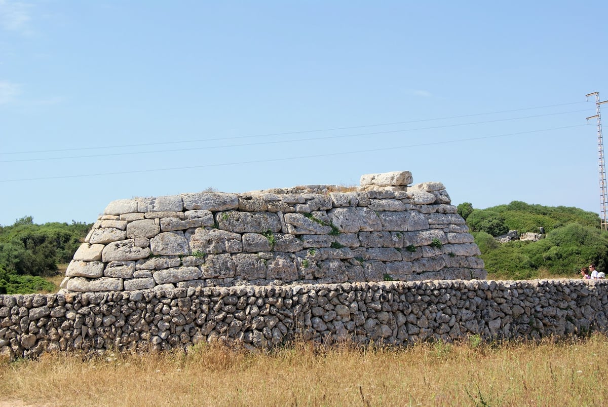 La Naveta des Tudons, monumento funerario prehistórico
