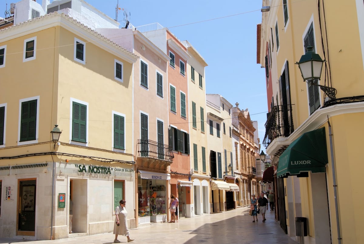 La Plaça des Born de Ciutadella, con sus palacios señoriales