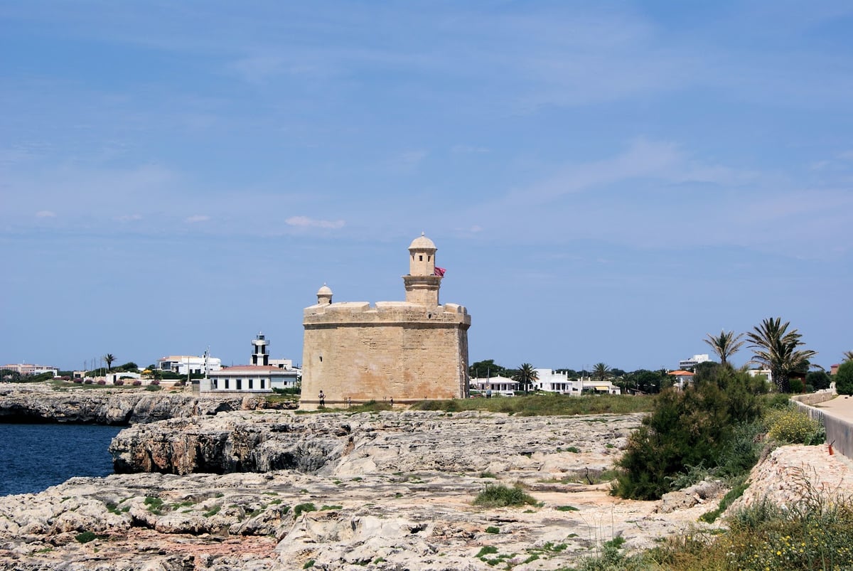 El puerto de Ciutadella, encajado entre acantilados