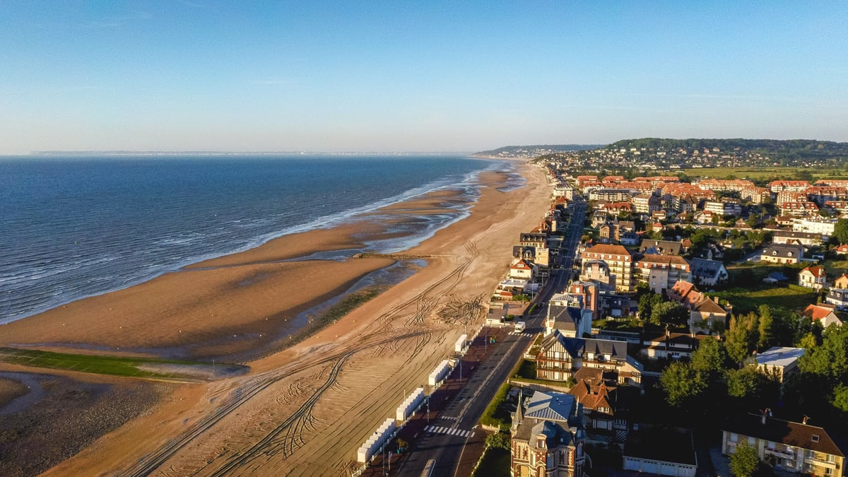 Una impresionante vista aérea de la playa de Villers-sur-Mer, la costa y el área residencial en Normandía, Francia.