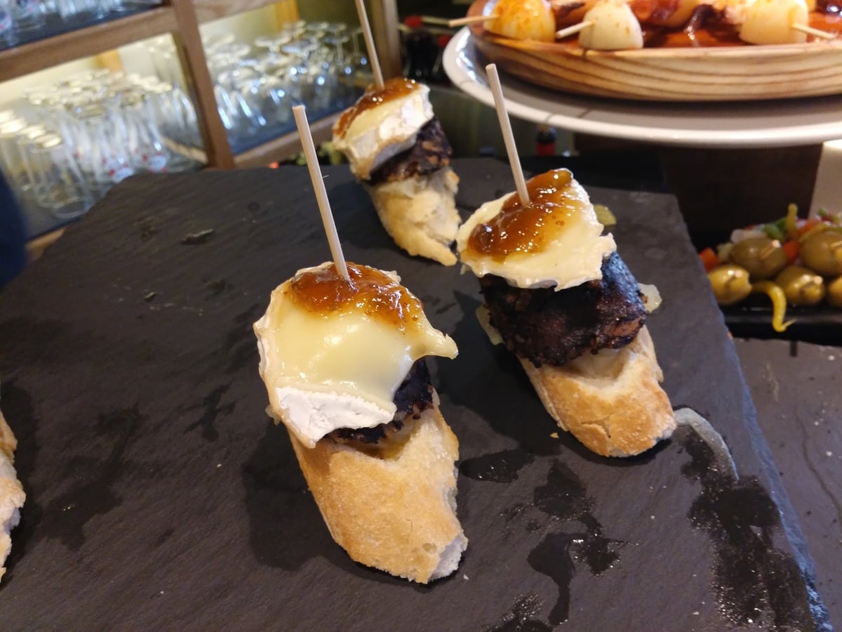 Fotografía de tres pintxos sobre una table de pizarra