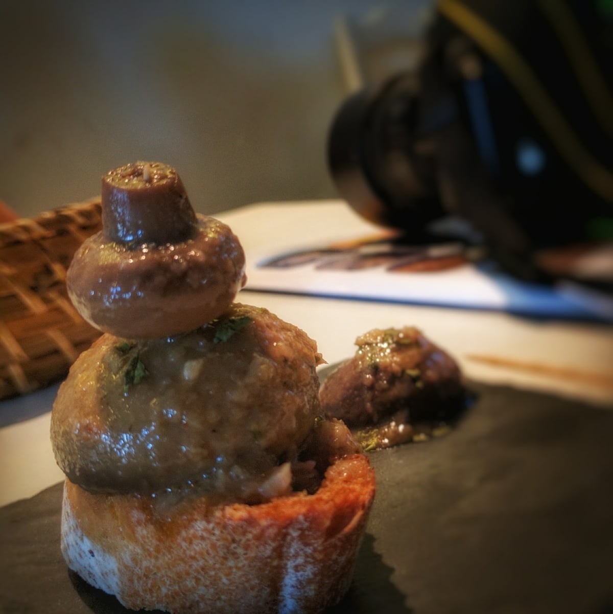 Pintxo de champiñon sobre tabla de pizarra