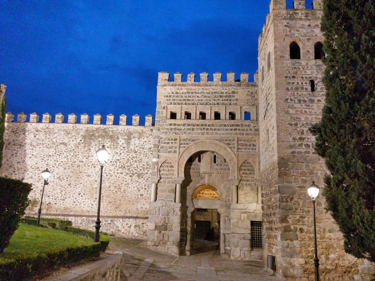 VIsta parcial de la muralla de Toledo