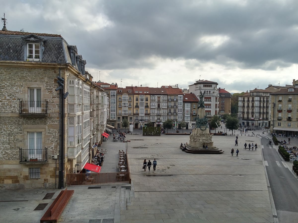 Foto de una plaza en el casco viejo de Vitoria