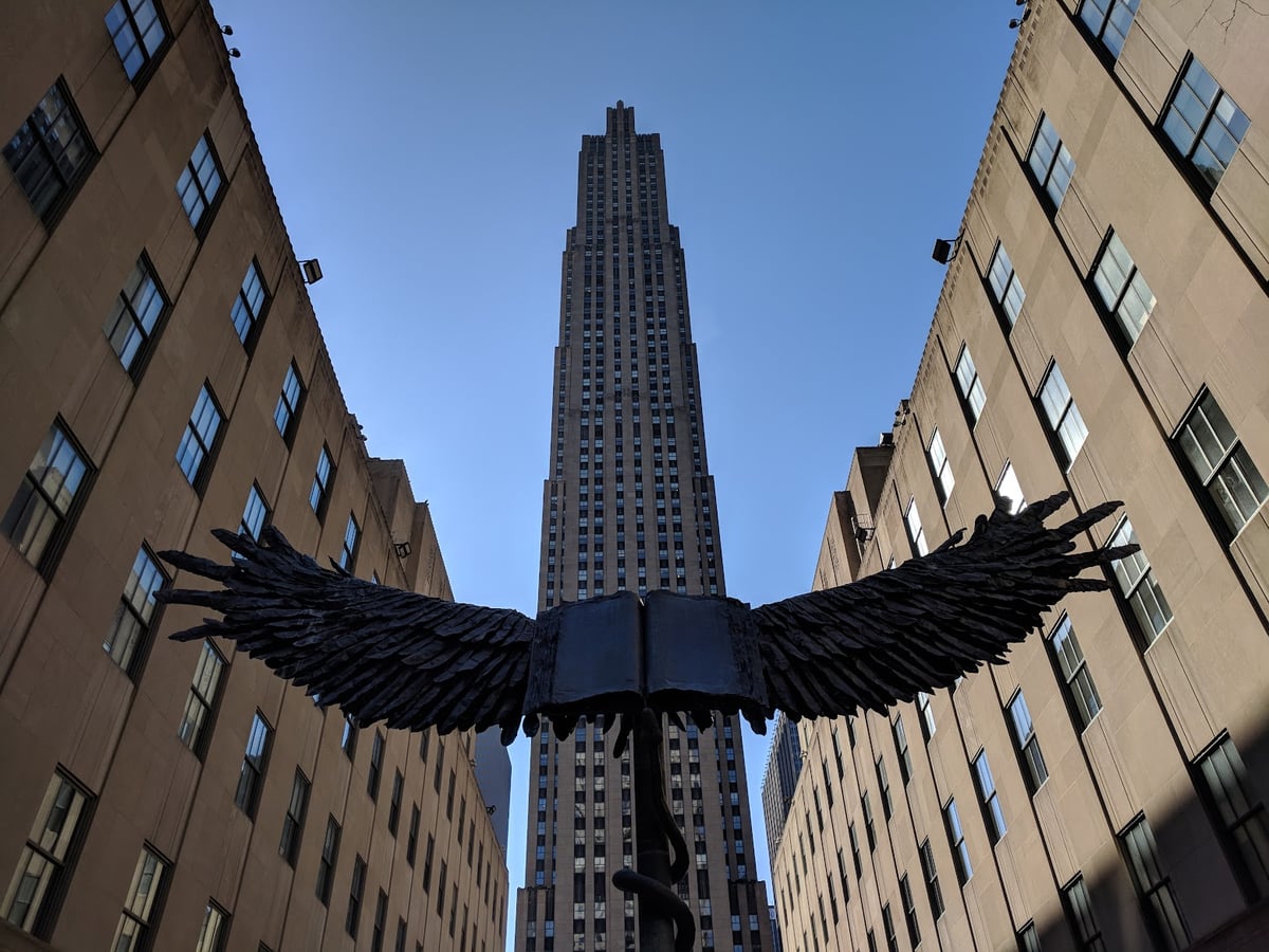 Empire State Building visto entre los edificios de Manhattan