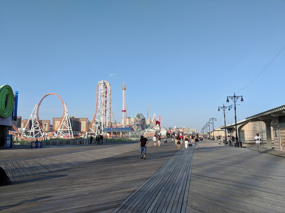 Puente de Brooklyn sobre el East River con Manhattan al fondo