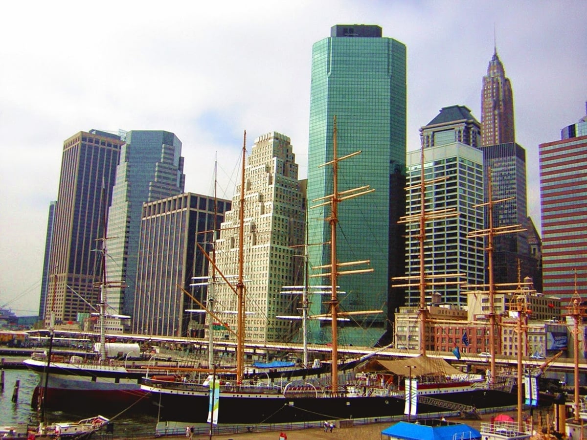 El puente de Brooklyn visto desde el lado de Manhattan, con sus torres neogóticas de piedra y el entramado de cables suspendidos recortados sobre el cielo.