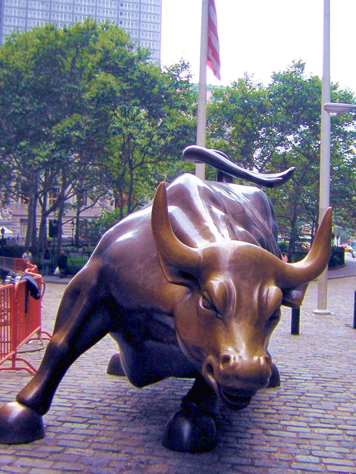 Wall Street vacía un sábado, con sus edificios de fachadas de mármol y las puertas cerradas de las instituciones financieras.