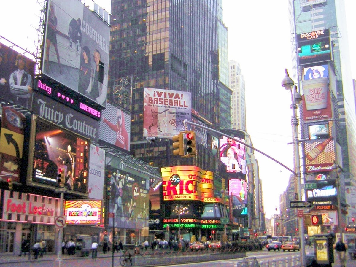Times Square un domingo por la mañana, con las pantallas encendidas y menos gente que entre semana.