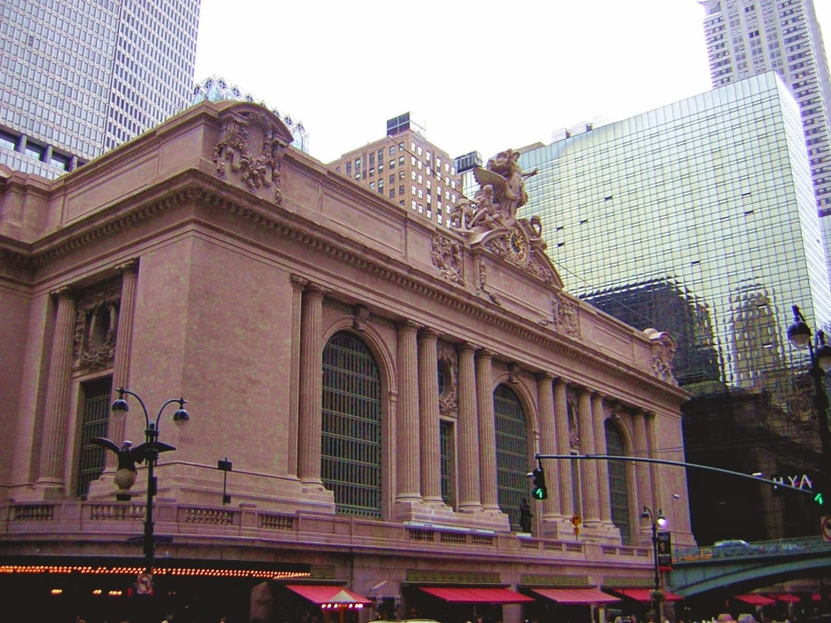 El vestíbulo principal de Grand Central Terminal, con el techo abovedado verde pintado con constelaciones y la luz entrando por los ventanales altos.