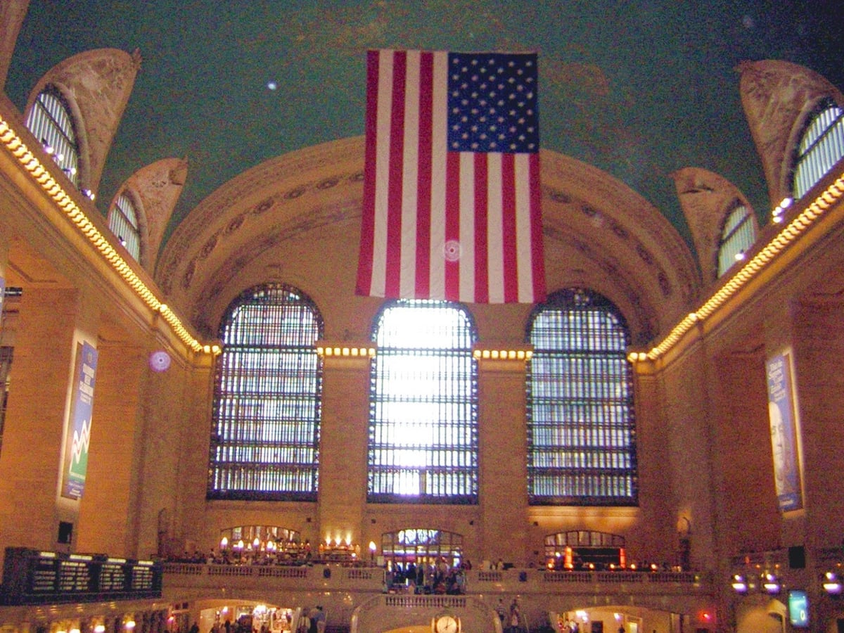 El reloj central de cuatro caras de Grand Central Terminal, con los neoyorquinos cruzando el vestíbulo a paso rápido.