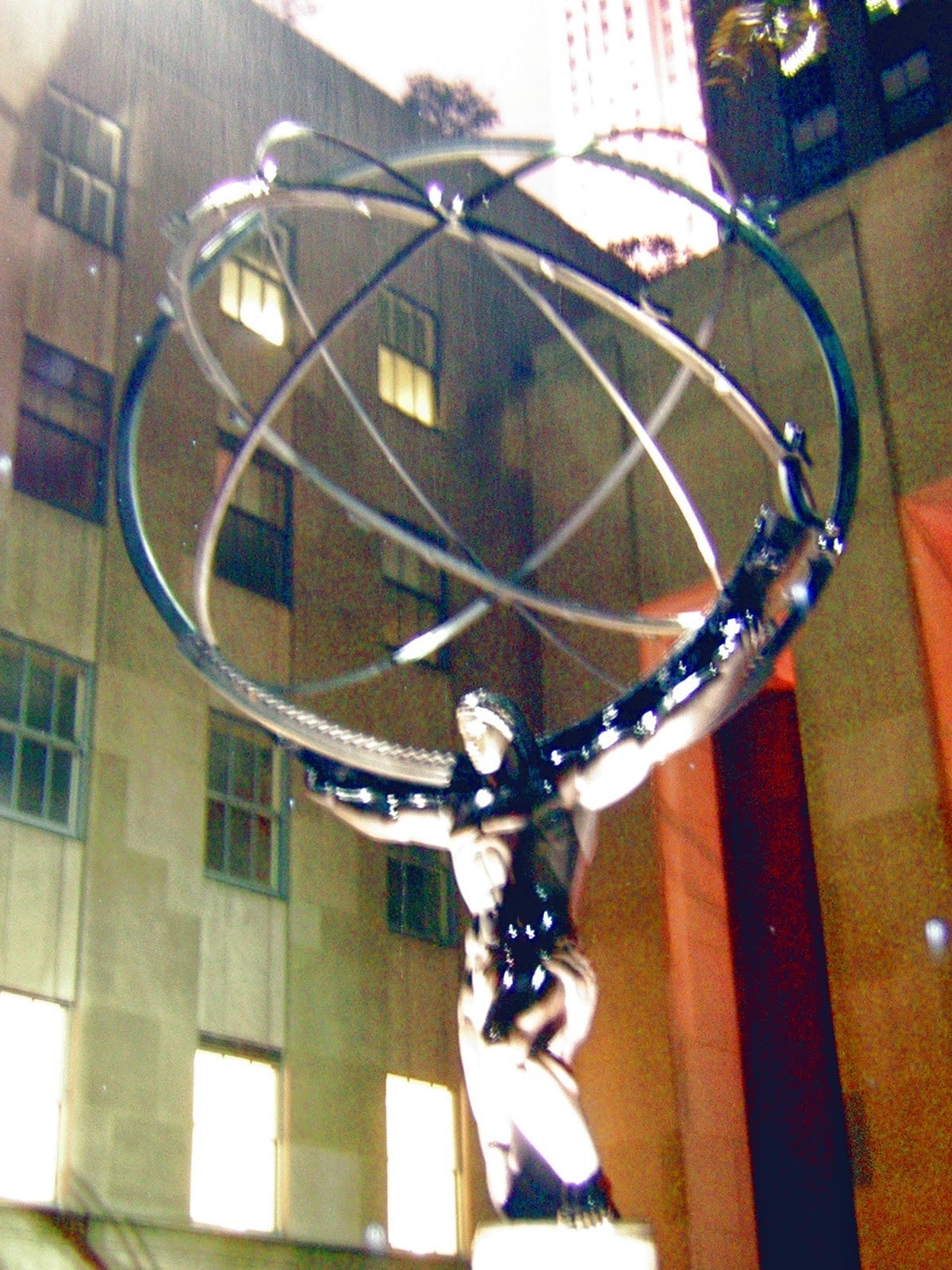 La estatua dorada de Prometeo en la plaza del Rockefeller Center, con la plaza más tranquila de lo habitual por la lluvia.