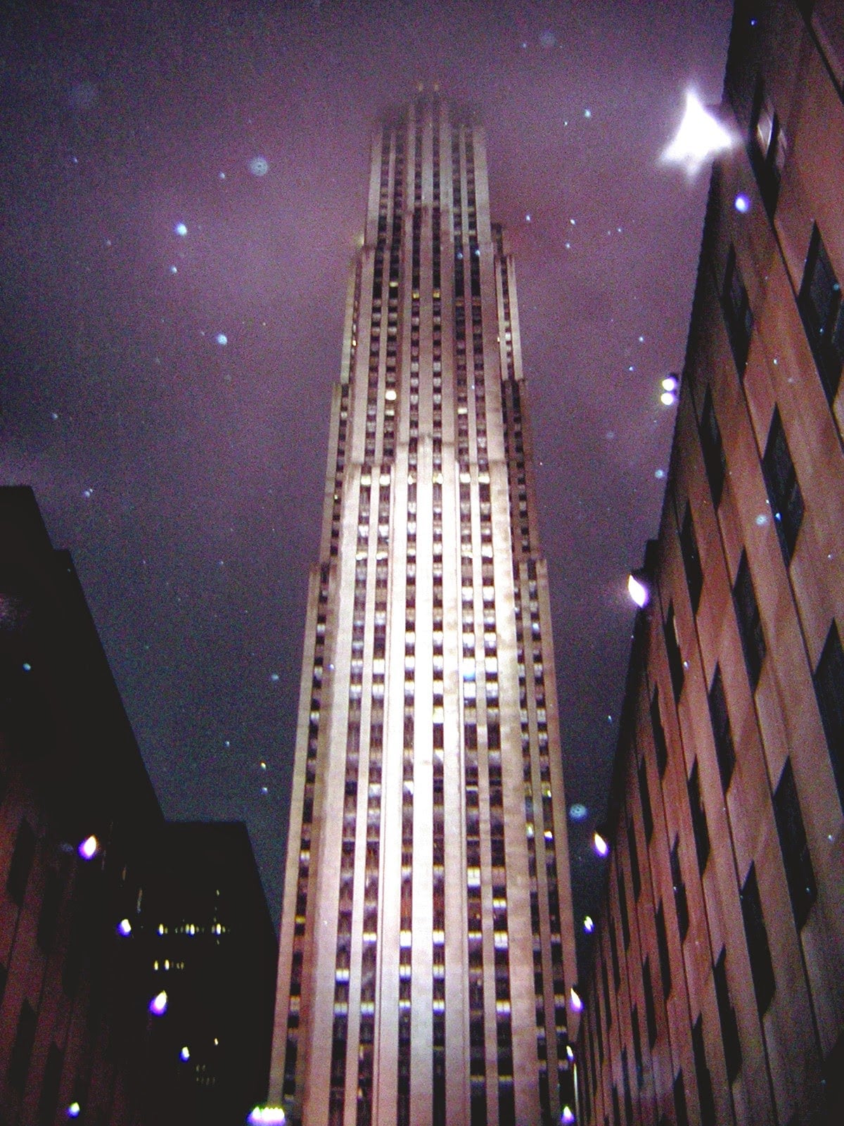 Los relieves Art Déco de las fachadas del Rockefeller Center, con los paraguas de los pocos turistas que quedaban bajo la lluvia.