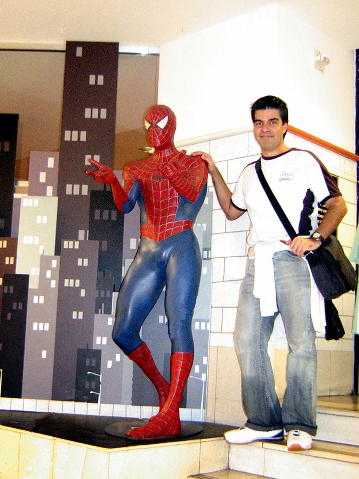 Una figura de Spiderman expuesta en uno de los departamentos de Macy's, en Herald Square.