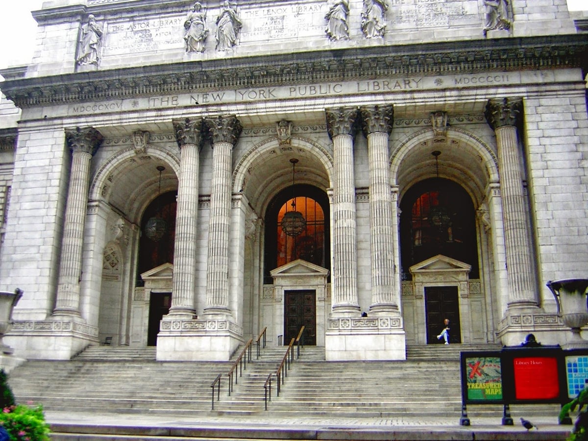 La sala de lectura Rose de la Biblioteca Pública de Nueva York, con sus mesas de roble, lámparas individuales y los ventanales altos dejando pasar la luz.