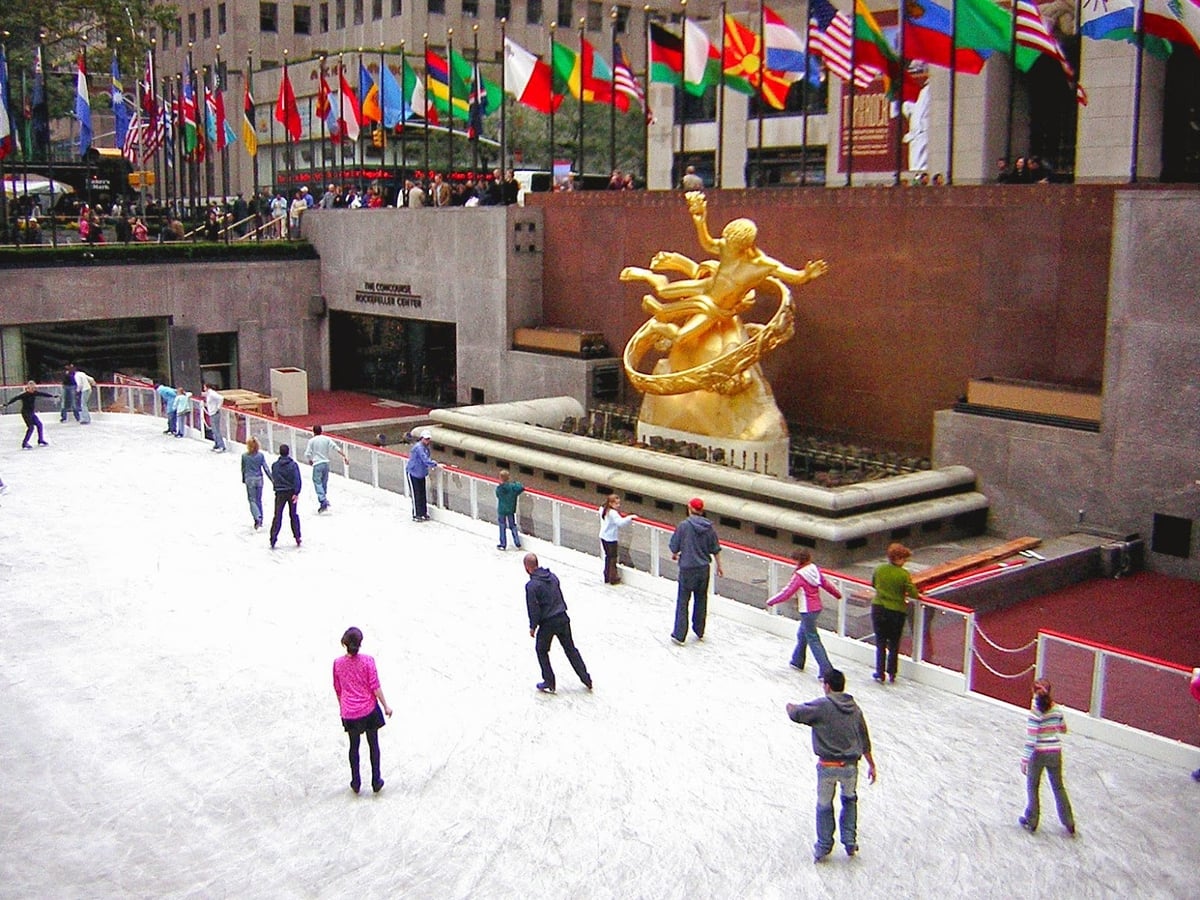 La pista de patinaje del Rockefeller Center en octubre, con los primeros patinadores del día sobre el hielo.