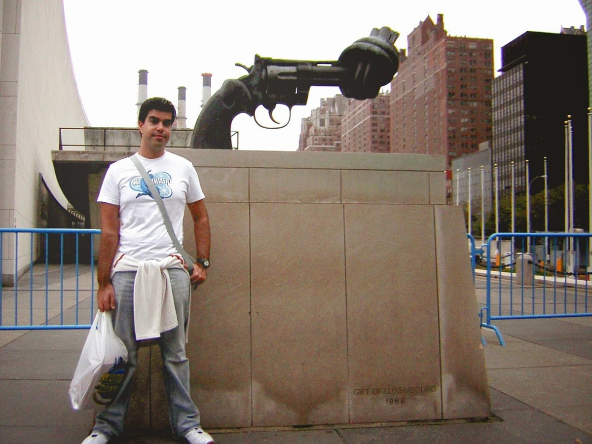 La escultura «Swords into Plowshares» de Evgeniy Vuchetich frente a la sede de la ONU, un hombre forjando una espada para convertirla en arado.
