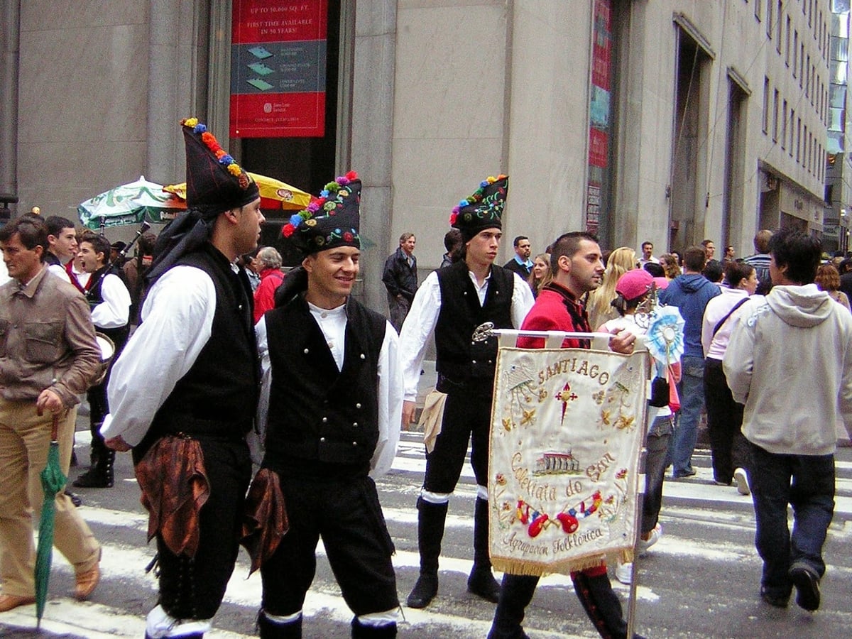 Un grupo portando banderas de distintos países latinoamericanos durante el Desfile de la Hispanidad en la Quinta Avenida.