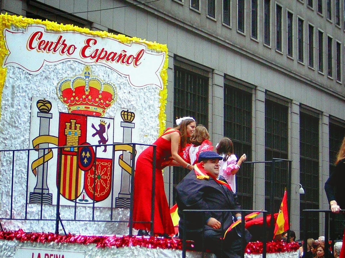 Bailarines con trajes regionales desfilando por la Quinta Avenida en el Desfile de la Hispanidad.