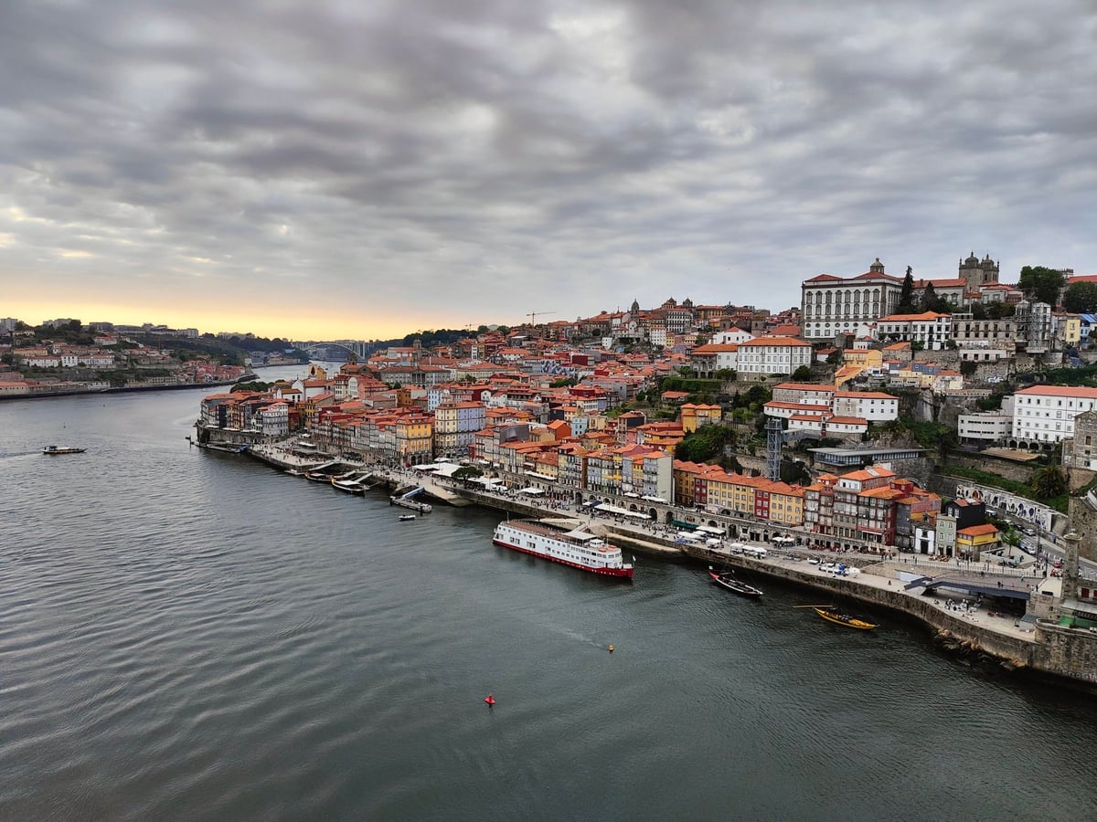 Ribeira de Oporto junto al río Duero con casas de colores