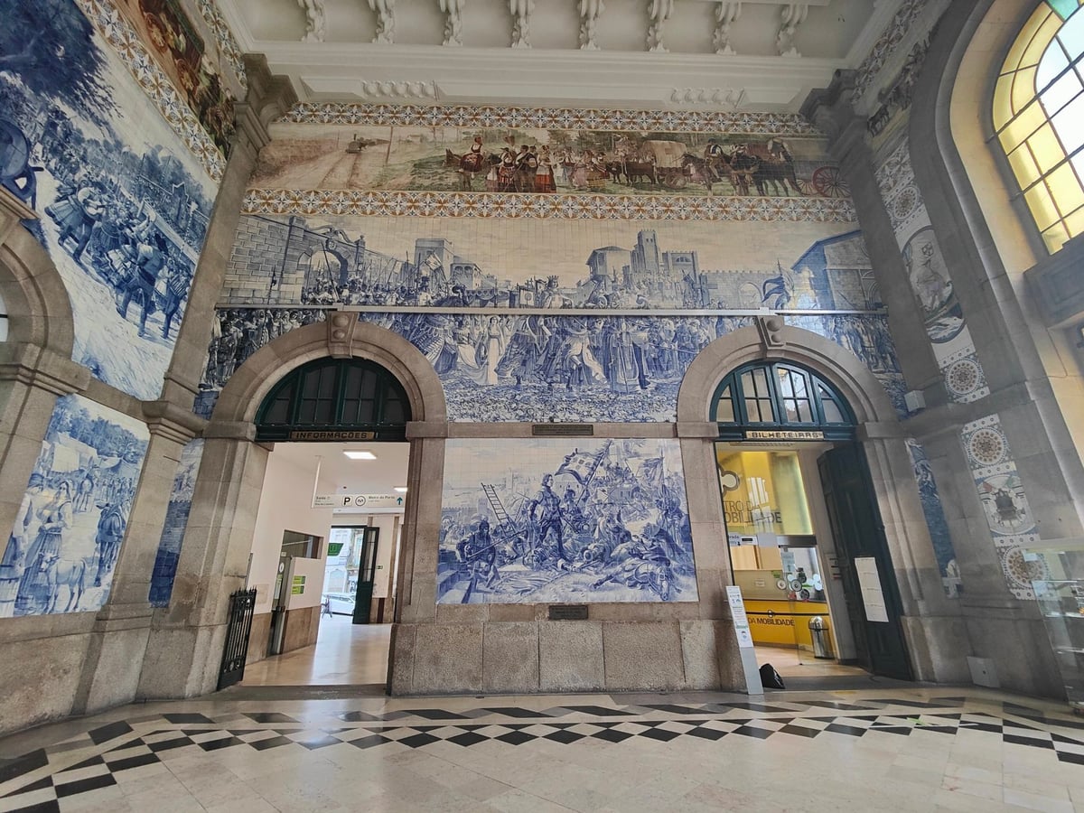 El vestíbulo de la estación de São Bento, con sus paredes cubiertas de azulejos históricos, punto de partida habitual del metro y del tren dentro y fuera de Oporto.