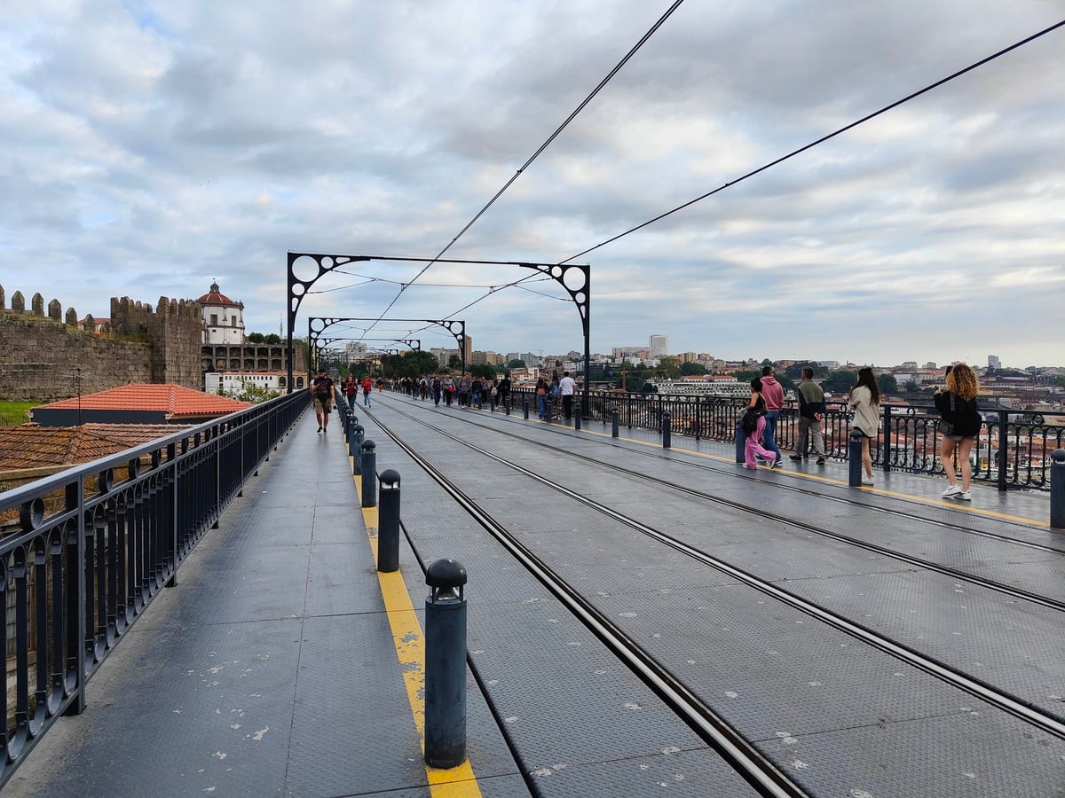 El nivel superior del puente Luis I sobre el Duero, con las fachadas de la Ribeira a un lado y las bodegas de Vila Nova de Gaia al otro.