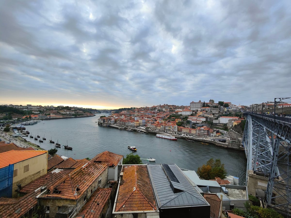 Calle, edificio, monumento o paisaje del centro histórico de Oporto