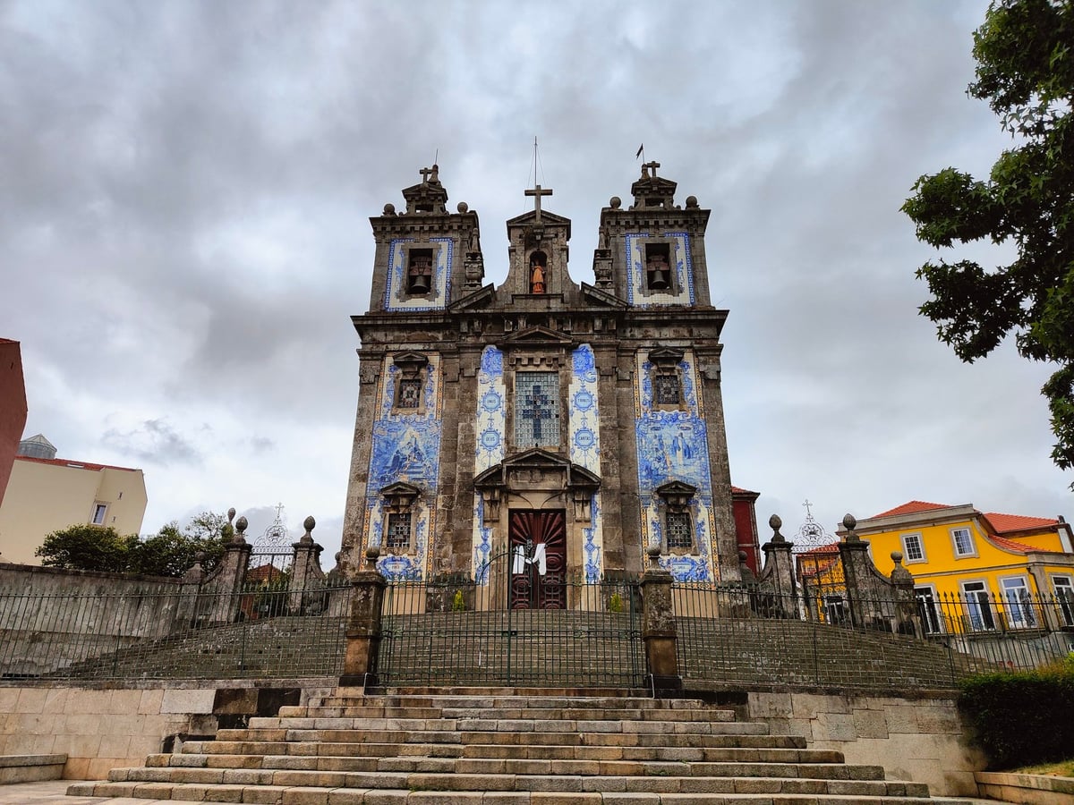 Calle, edificio, monumento o paisaje del centro histórico de Oporto