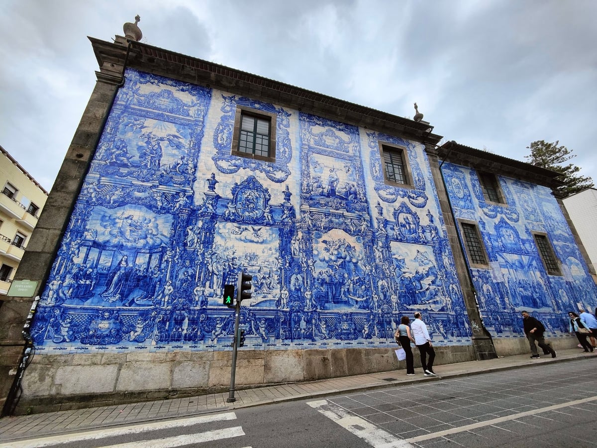 Calle, edificio, monumento o paisaje del centro histórico de Oporto