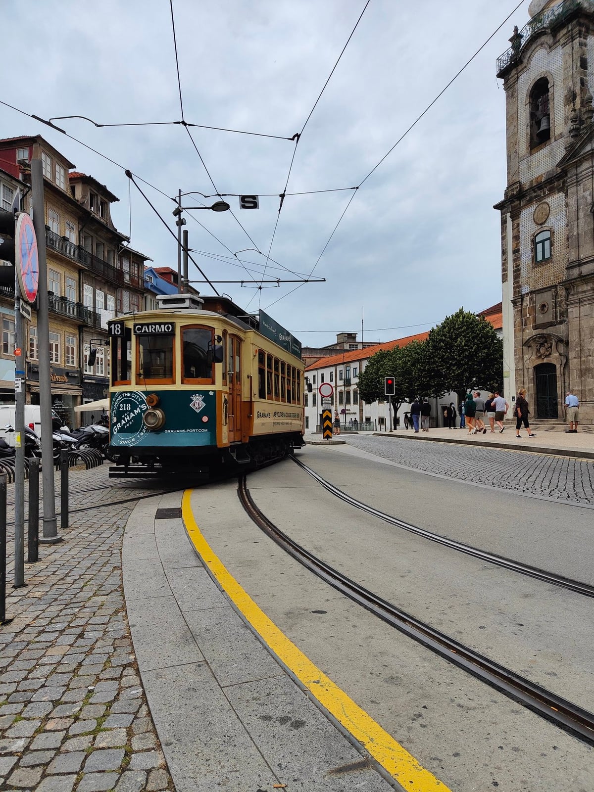 Calle, edificio, monumento o paisaje del centro histórico de Oporto