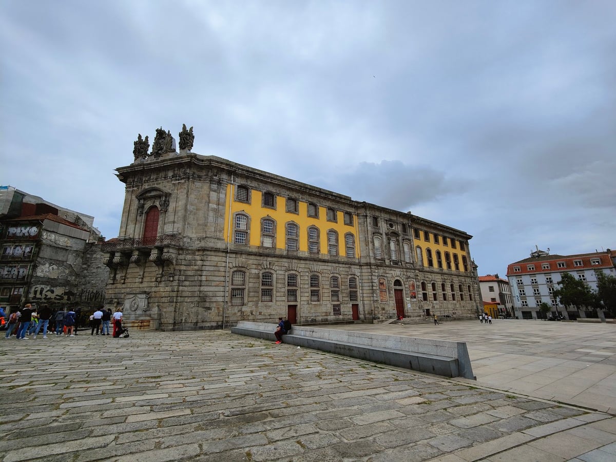 Calle, edificio, monumento o paisaje del centro histórico de Oporto