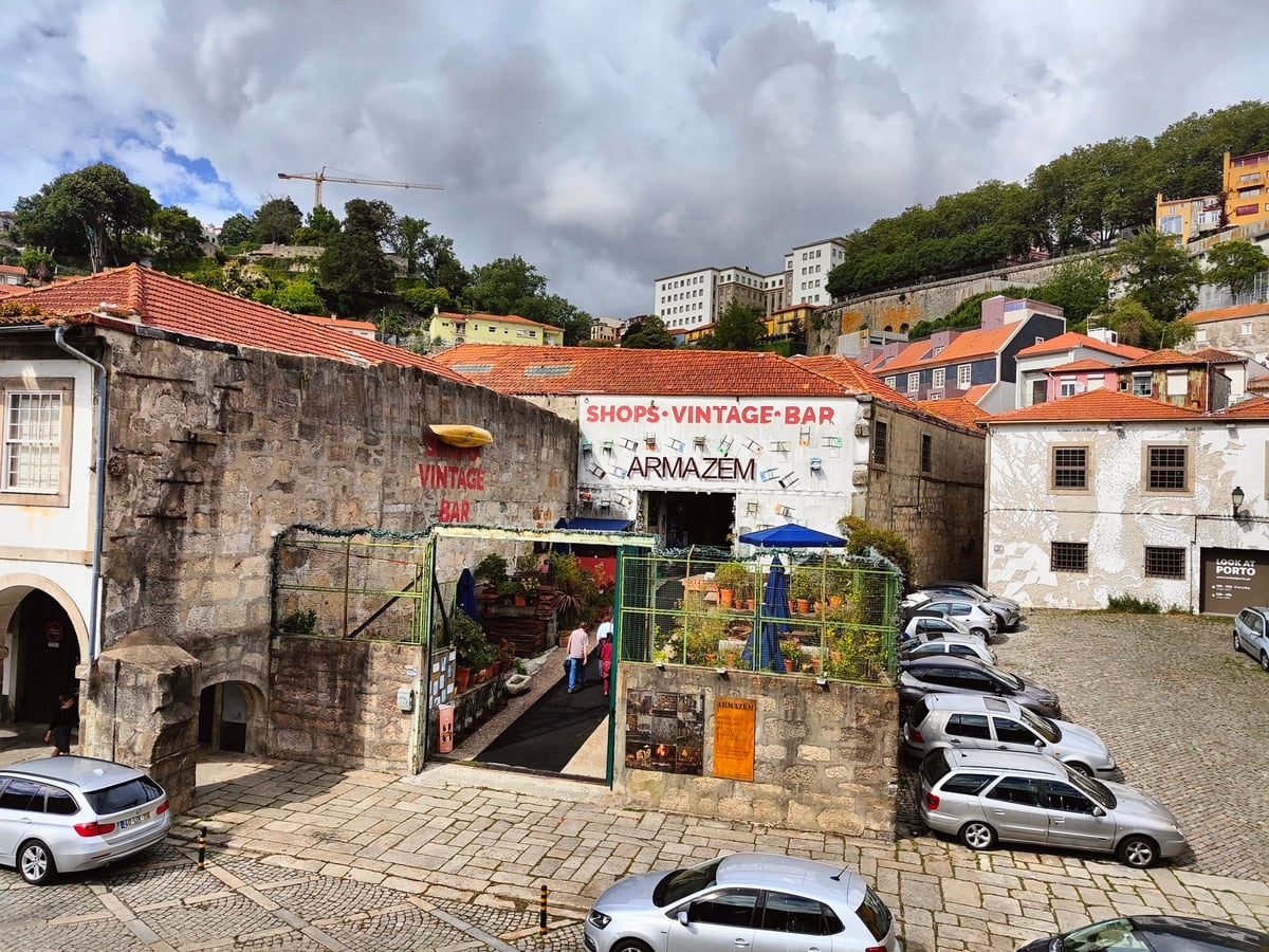 Calle, edificio, monumento o paisaje del centro histórico de Oporto