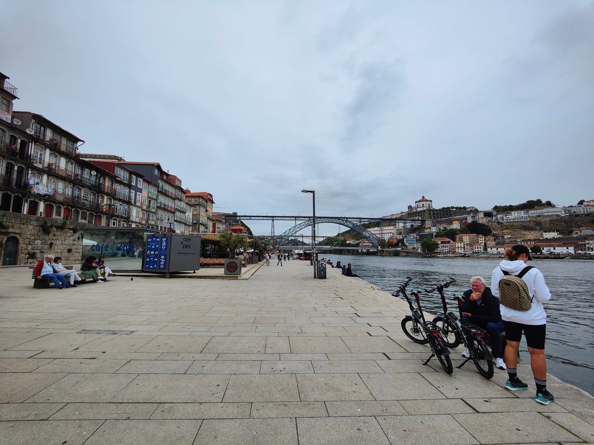 Vista del centro histórico de Oporto desde la orilla de Gaia, con las fachadas de la Ribeira apiladas en la ladera y el puente Luis I cruzando el Duero.
