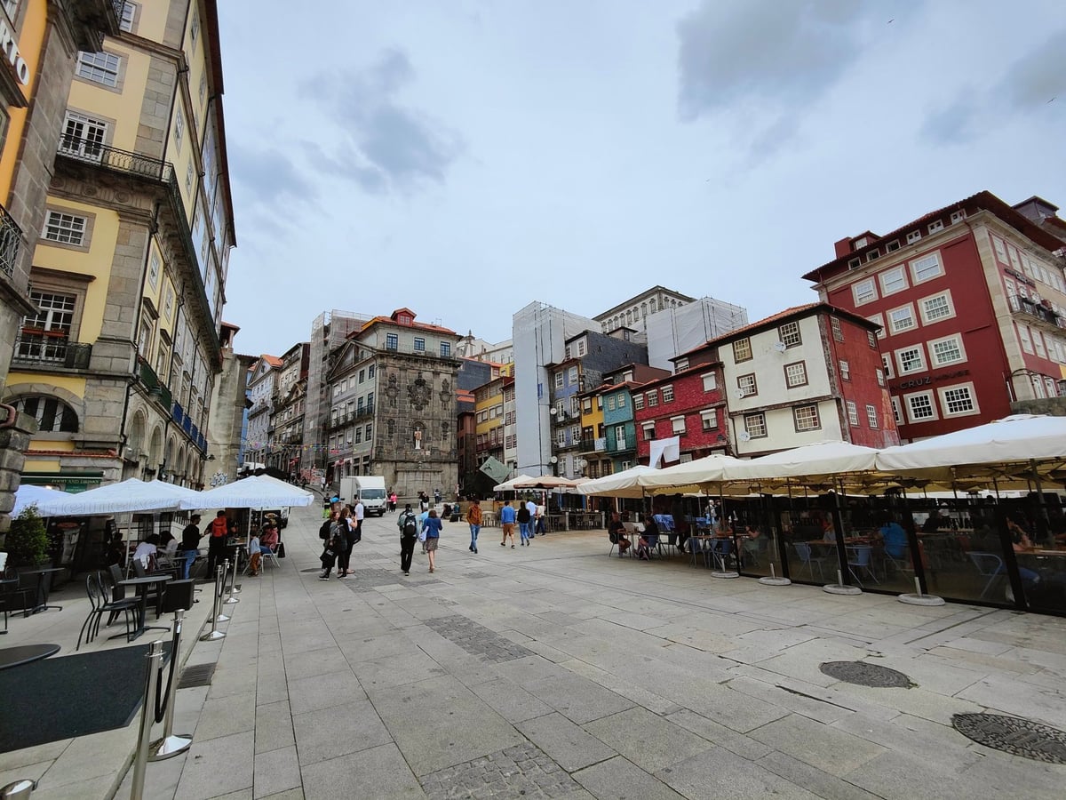 Calle, edificio, monumento o paisaje del centro histórico de Oporto
