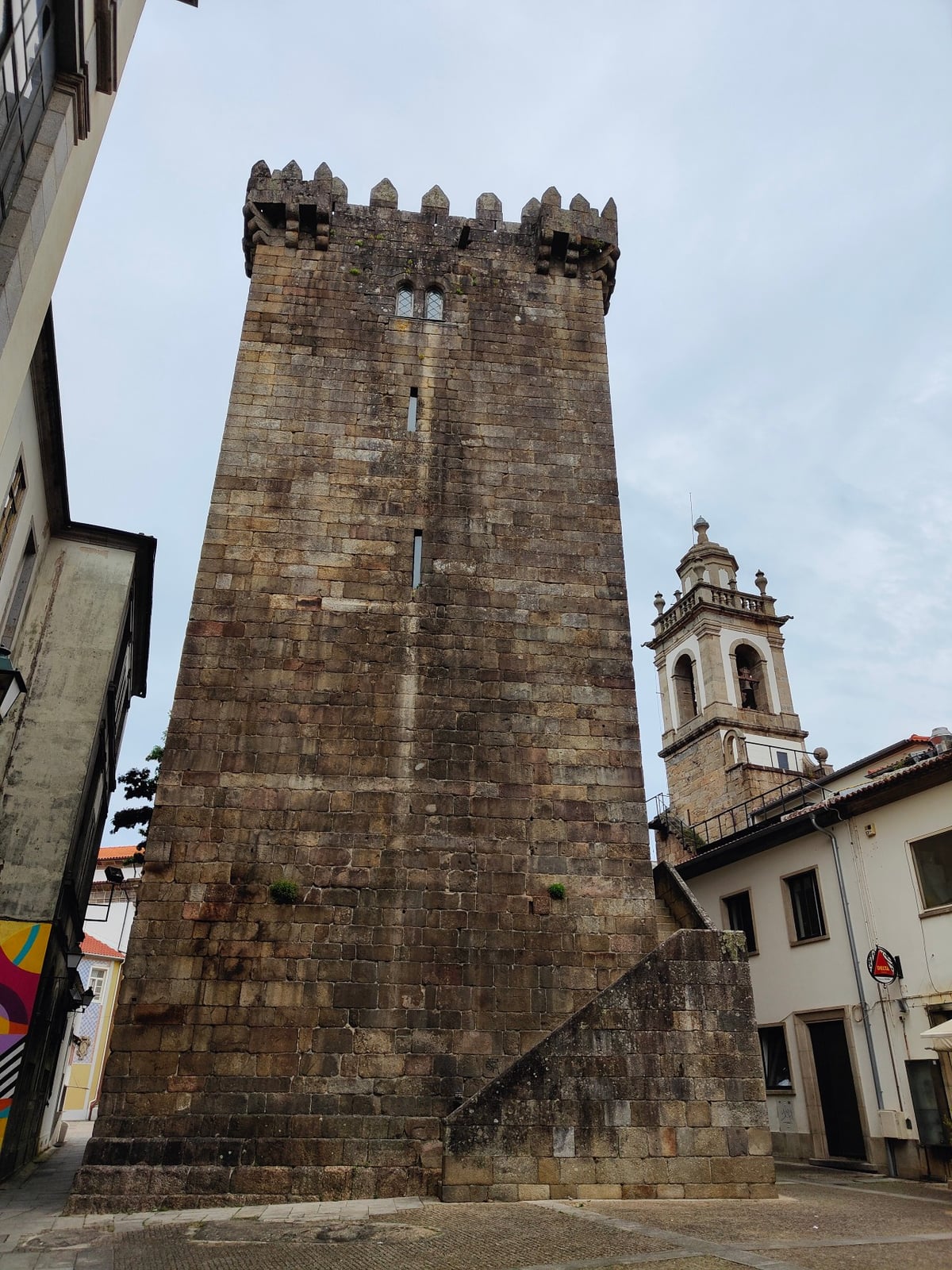 Calle, edificio, monumento o paisaje del centro histórico de Oporto