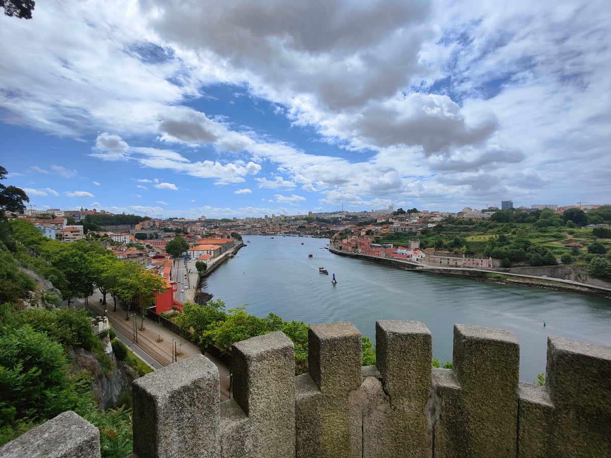 Calle, edificio, monumento o paisaje del centro histórico de Oporto