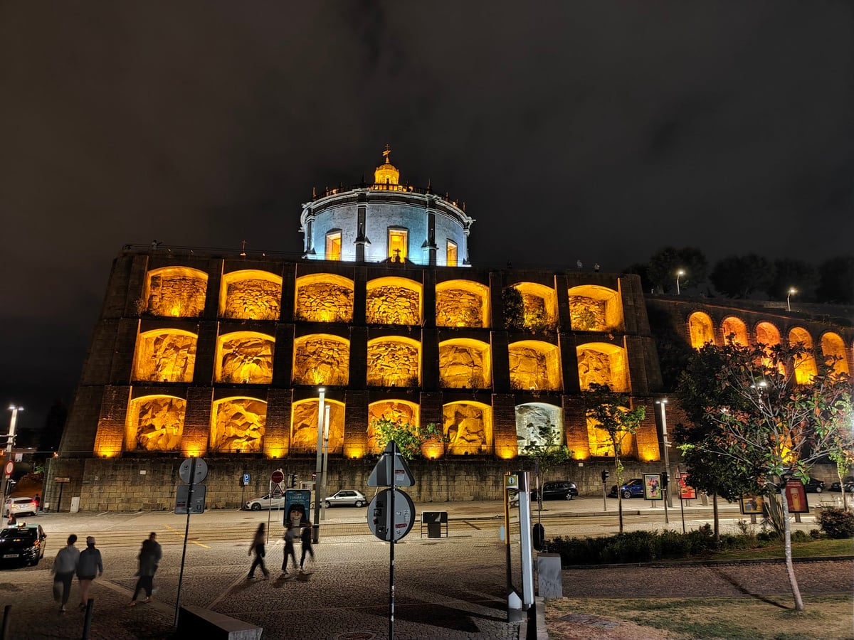 Calle, edificio, monumento o paisaje del centro histórico de Oporto