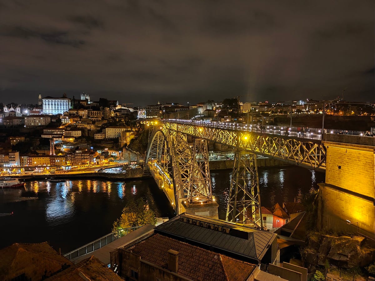 Calle, edificio, monumento o paisaje del centro histórico de Oporto