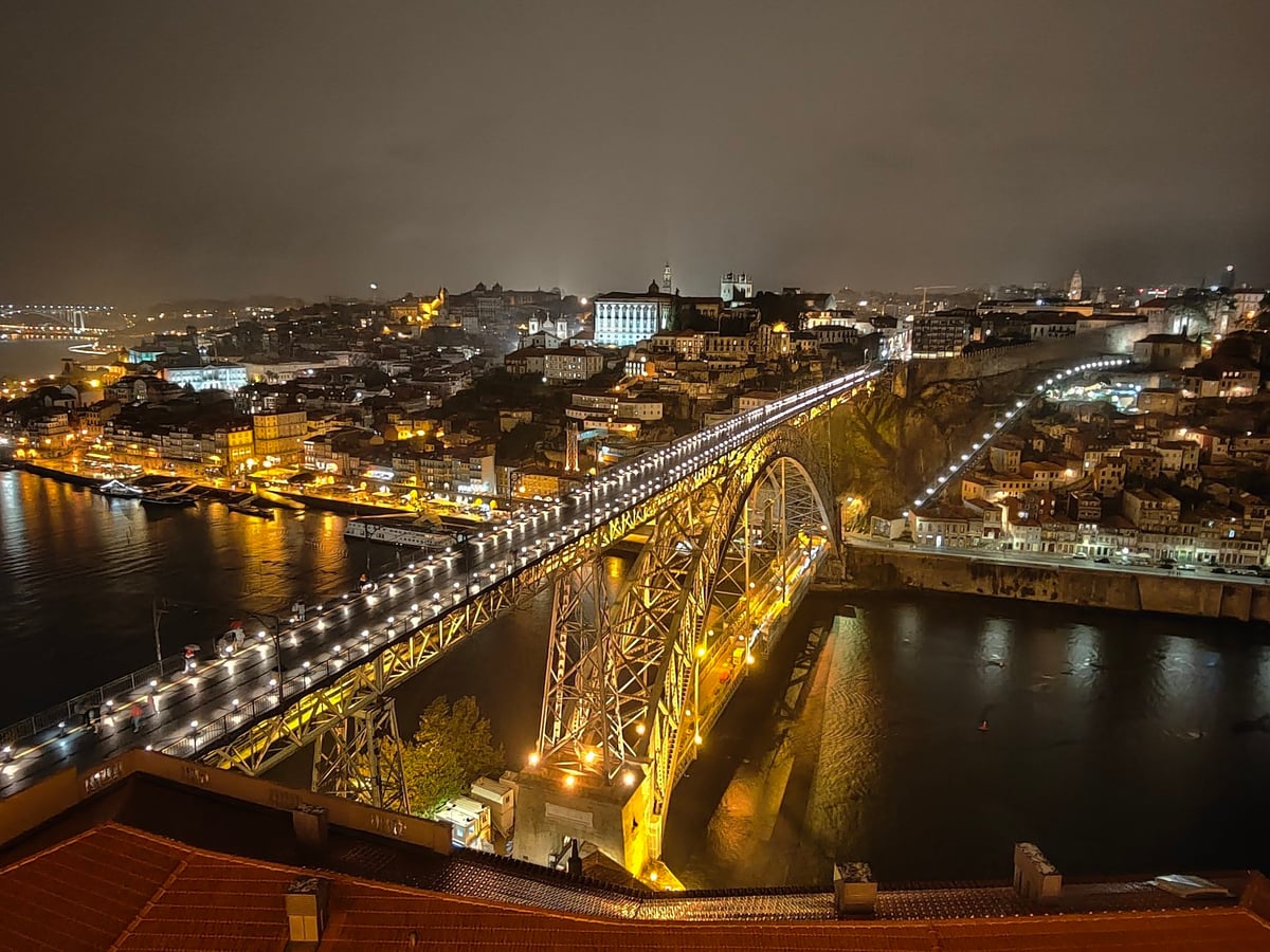 Calle, edificio, monumento o paisaje del centro histórico de Oporto
