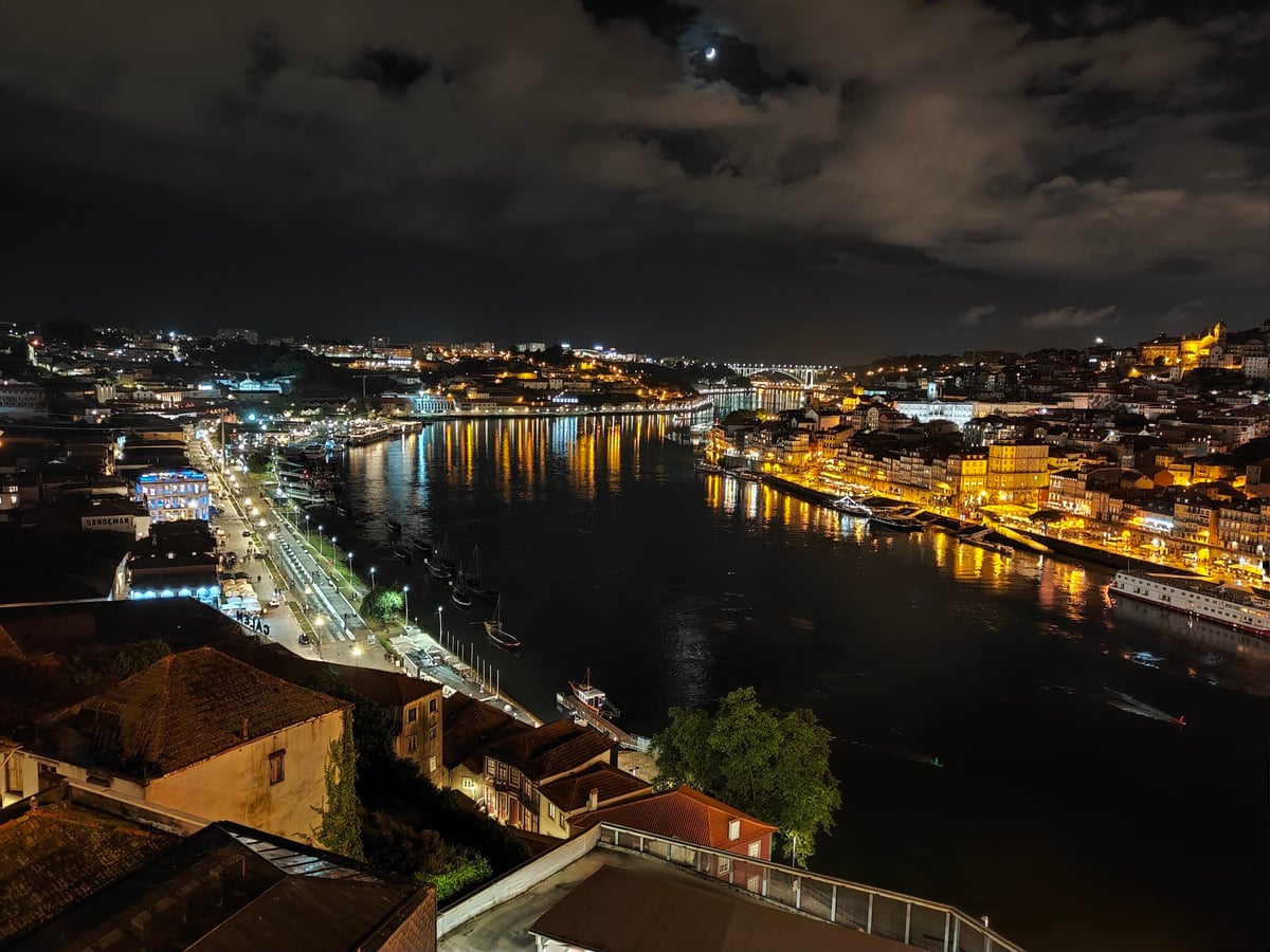 Calle, edificio, monumento o paisaje del centro histórico de Oporto